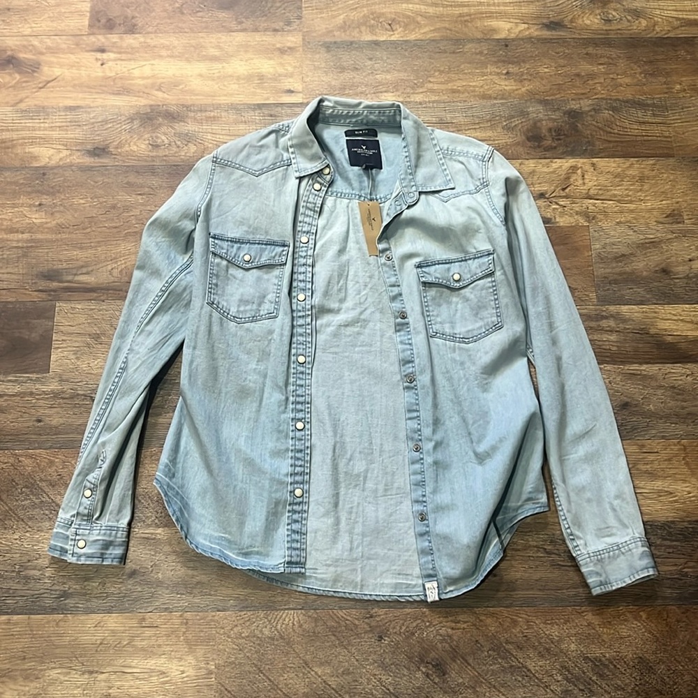 BRAND new American Eagle button up